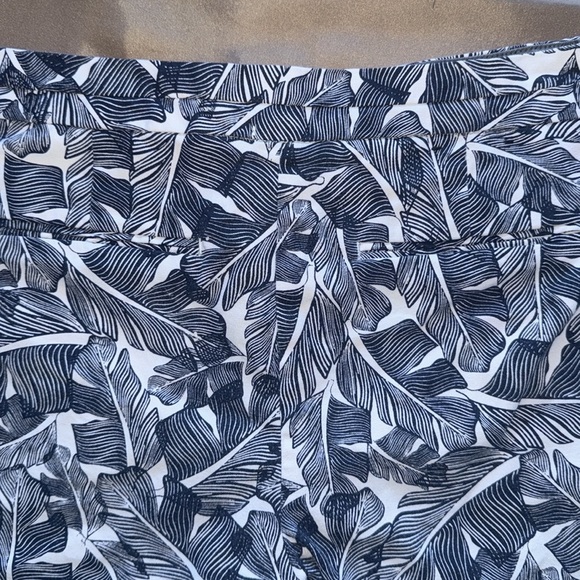 Banana Republic Hampton Fit Navy & White Tropical Leaf Print Shorts 3.5” Inseam - Picture 7 of 9